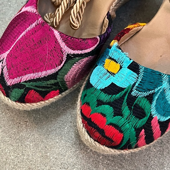 ❣️SOLD❣️NWOB Embroidered Espadrilles Wedges Size 6.5 - Picture 4 of 4